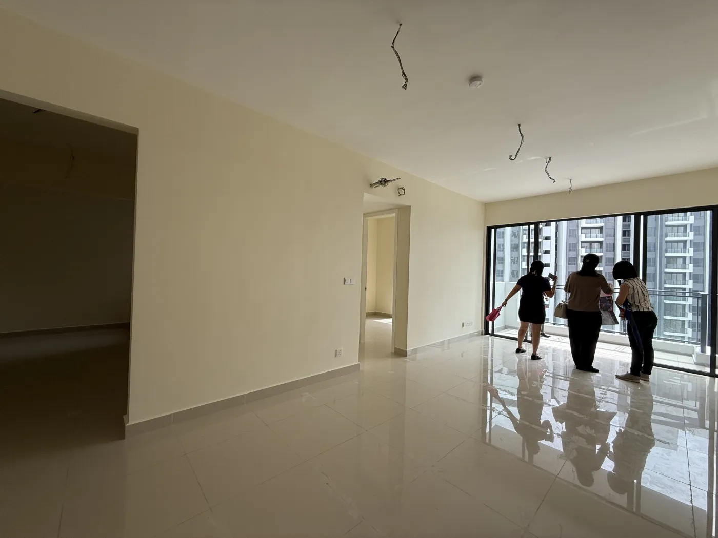 Actual photograph of an unfurnished living area at GEM Residences